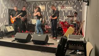 Stayin’ alive - Scary Pockets ft. Lizzy McAlpine