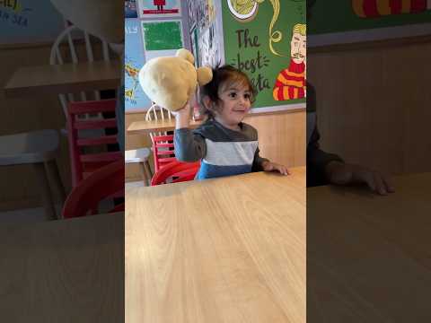 POU le PEGO a un niño para un helado 🍦
