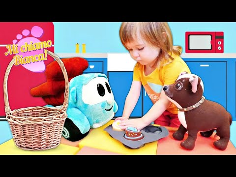 Giochiamo con la bambina Bianca in cucina! Video per piccoli con i giochi. Mi chiamo Bianca