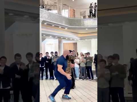 Чеченец прикольного танцует на свадьбе😂 #ловзар #чеченцы