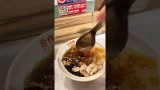 台湾式スイーツで涼むためだけの動画🎐新宿・合作社の台湾式かき氷。黒糖シロップ、タピオカ、甘く煮たピーナッツに、自家製のピーナッツ飴🥜を削ったものがぱらり。昔懐かしい台湾グルメが詰まったお店🤤❤️