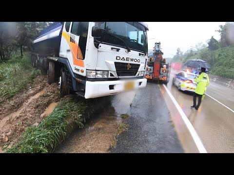 태풍오는날 25톤 탱크로리 고속도로 단독사고.On the day of typhoon, the tank lorry accident on the highway.