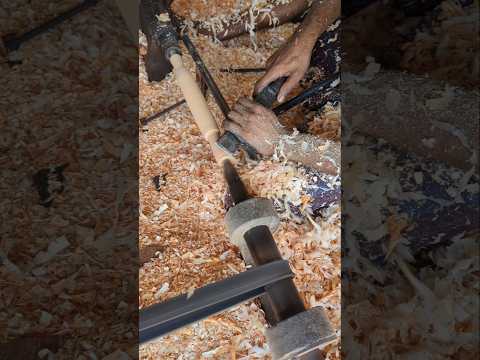 মাত্র ৩০ সেকেন্ডে সামান্য একটু কাঠ থেকে চমৎকার রুটি বানানো বেলন তৈরি