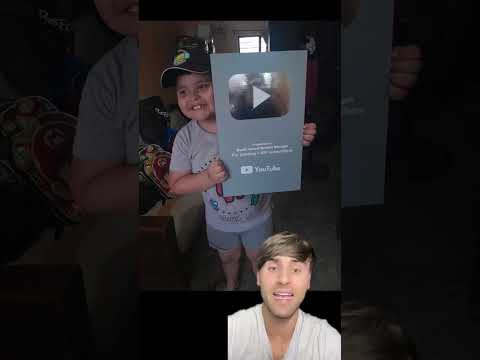 Su papa le diseño una placa de youtube de madera #shorts
