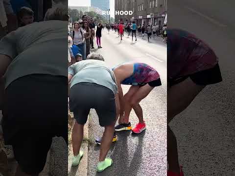 Penonton pinjemin sepatunya ke pelari๐ฅน #runhood