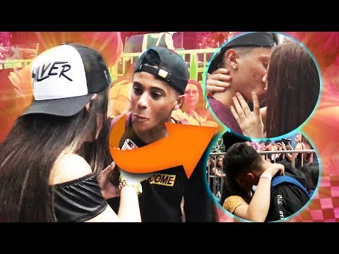 BEIJANDO PESSOAS DESCONHECIDAS NO ROLÊ!!!