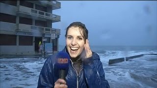 Une journaliste arrosée par les vagues en direct 