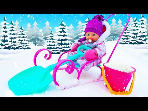 ¡Juegos divertidos en la nieve con la muñeca bebé Annabelle! Juguetes bebés