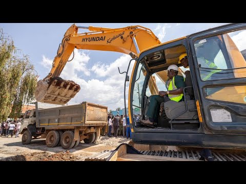 ENGINEER RUTO! WATCH PRESIDENT RUTO OPERATING AN EXCAVATOR IN NZOIA IRRIGATION PROJECT