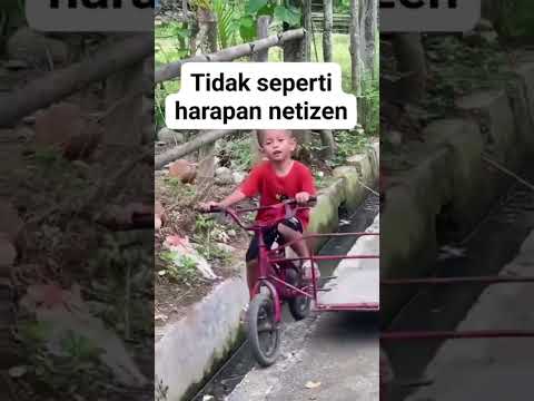 Dengan santainya anak ini⁉️budak saha ieu😂🤣