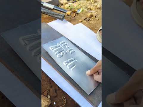 esculpindo letra em chapa de alumínio