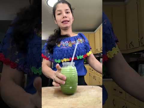 Jugo verde en la licuadora