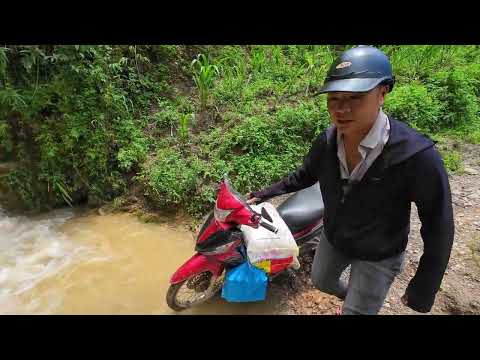 Em Sính 1 con cùng em Sò bất lực khi đường vào nhà bị cô lập như thế này.