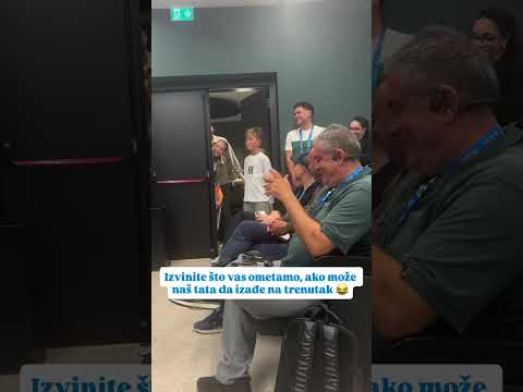 Izvinite što prekidamo press, može li naš tata da izađe na trenutak? 😂 #novakdjokovic