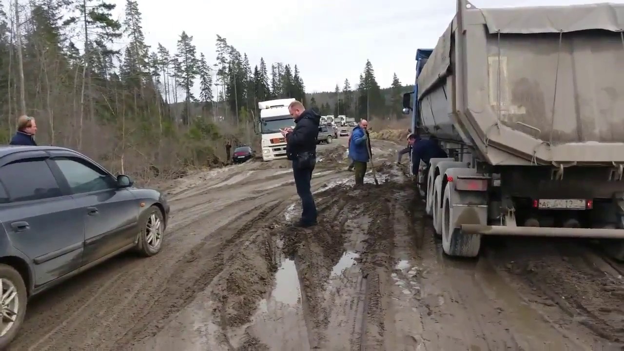 В России на федеральной трассе в грязи застряли 30 автомобилей. Видео