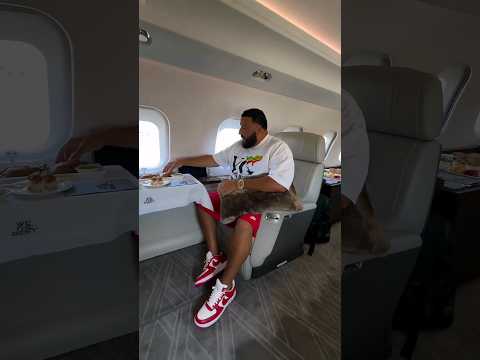 DJ khaled - Private lunch in Private Jet 😋 GOD DID #djkhaled #lunch #eating #shorts