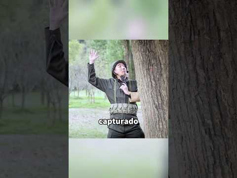 Um soldado usa o uniforme de camuflagem para neutralizar o inimigo.#shorts #movie #filme