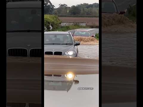 How to do it VS How NOT to do it…😅😬 #FloodedRoads #WaterCrossing #Vehiclesvswater #Fyp #Crazy #fy