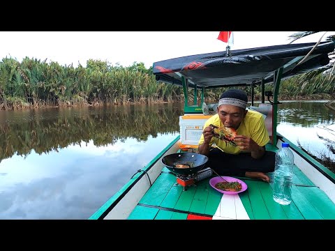 Masak hasil buruan setelah capek strike dikeroyok kawanan udang yang kelaparan