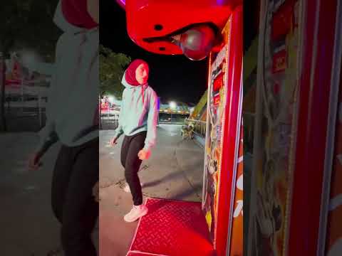 boks makinesine tekmeyle rekor kırdım .  Kübra Dağlı  Taekwondo Teknikleri ile rekor kırdı
