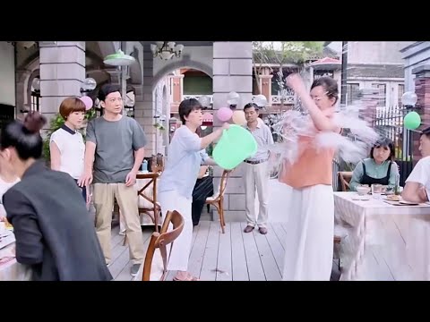 Movie | 總裁媽媽當眾羞辱灰姑娘，豈料灰姑娘媽媽竟是千億富婆，當場讓她難堪！#美味奇缘#大陸電影#職場#甜寵