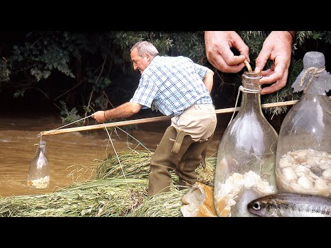 PESCA casera con una BOTELLA de cristal en el río. Antiguas TRAMPAS para peces YA PROHIBIDAS