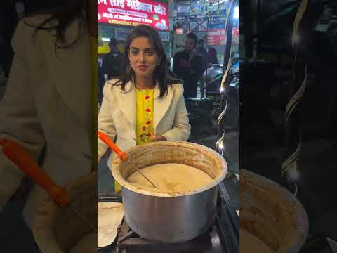 Yogi Se Bhi Jada Famous Hai Lucknow Ki Ye Model Chai Girl | Indian Street Food