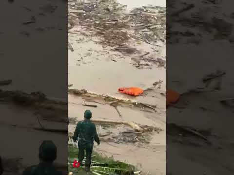 Khoảnh khắc sinh tử giải cứu đồng đội từ dòng nước dữ