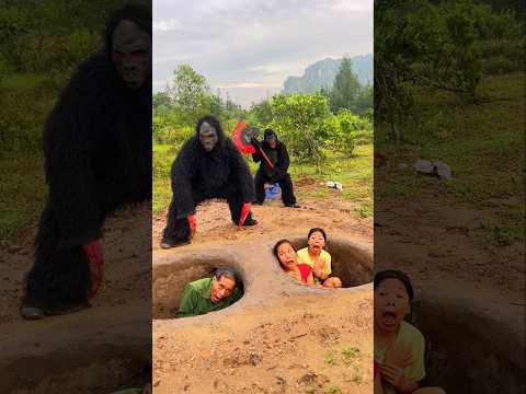 2 Ferocious Gorilla Monsters Attack 2 Beautiful Brave Girls And Poor Old Man Hiding In The Deep Pit