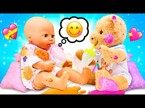 El desayuno de Annabelle y su amigo de peluche. Vídeo para bebés.