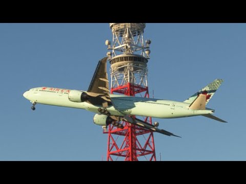 crashed due to heavy rain Boeing 777 plane / Tokyo airport