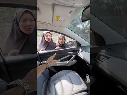 Canggih ! Feby Panik Mobil Bisa Kebuka Atapnya Sendiri