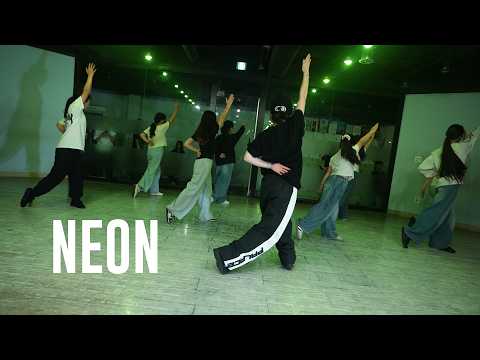 A2O, A2O LITE - NEON K-POP DANCE COVER SORA