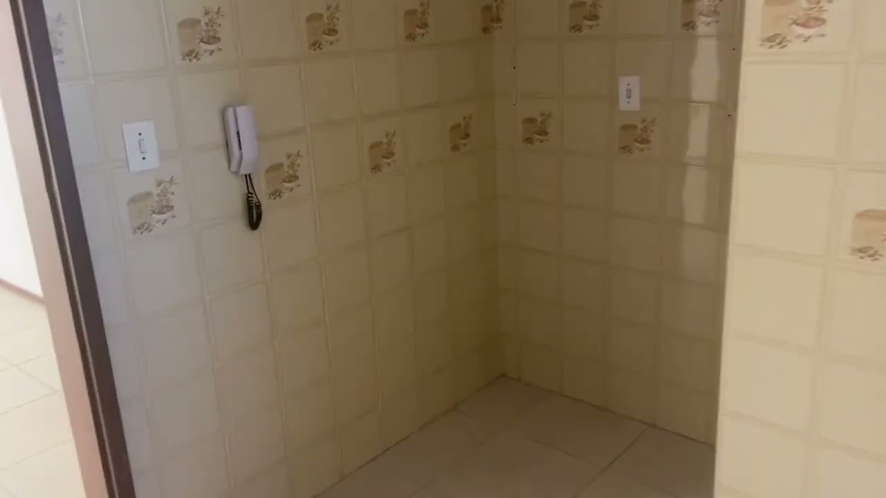 ALUGUE, AP. 2 DOR, SACADA, DE FRENTE, SALA, COZINHA, ÁREA DE SERVIÇO, BANHEIRO SOCIAL, GARAGEM.