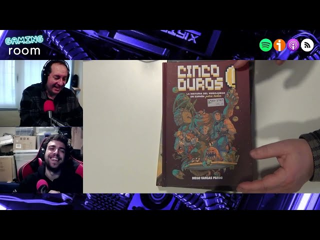 Último episodio de la temporada y no nos vamos sin nuestra sección especial de literatura gamer. En este capítulo, Miguel regresa encadenado (casi literalmente) para recomendarnos dos libros imprescindibles para cualquier amante de los videojuegos:

"Cinco duros. La historia del videojuego en España, Vol. 2" de Diego Vargas: un viaje por los años clave del desarrollo del videojuego español (1988–1989), repleto de entrevistas, anécdotas y la transformación del mercado tras la bajada masiva de precios para combatir la piratería.

"La guía de los matamarcianos, Vol. 2" de Hardcore Gaming 101: una recopilación a lo bestia de shmups (shoot ‘em ups), con especial atención a los clásicos y también a los más recientes, especialmente del mercado japonés. ¡Ideal para fans del género que aún sueñan con esquivar balas pixeladas!

Perfecto para cargar el verano de lectura y nostalgia videojueguil. ¡Dale al play y acompáñanos!

~ EUSKADIGITAL ~
Web: https://www.euskadigital.eus/
EnRedAndo - https://enredando.euskadigital.eus/
Sarean Zehar - https://sareanzehar.euskadigital.eus/
Gaming Room - https://gamingroom.euskadigital.eus/