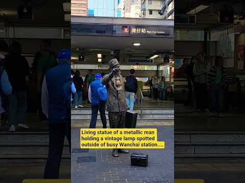 METALLIC MAN HOLDING A VINTAGE LAMP #hongkong #livingstatue