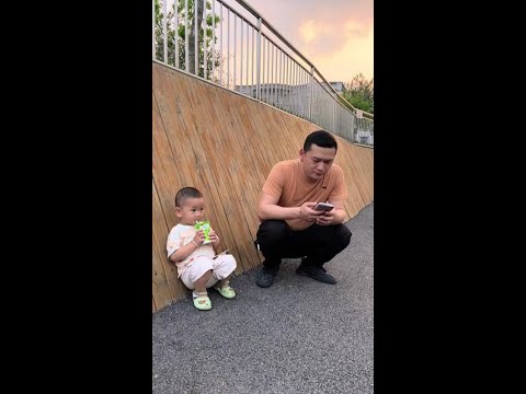 爸爸今天太过分了,居然当着我们的面干这种事,没想到被儿子上了一课。#人类幼崽 #爸爸带娃 #保护环境
