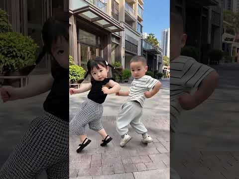 拖拉機舞來一段，<strong>go</strong> ~<strong>go</strong>~<strong>go</strong>～ #cortis #萌娃跳舞 #人類幼崽 #所有人跳ACAI拖拉機開起來 #萌娃跳舞