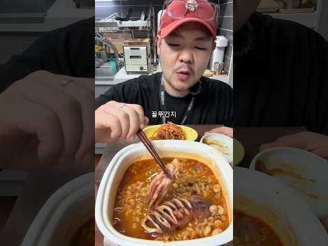 무자비한 오징어 <strong>너구리라면</strong>