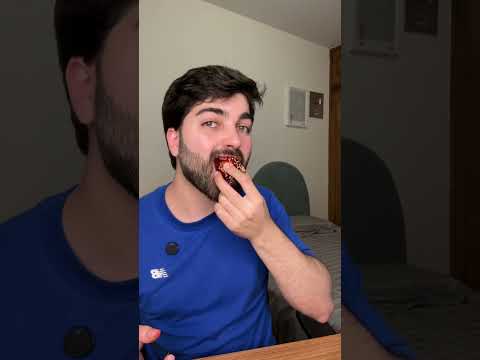 provando a caixa de morango do amor do famoso ‘denilson lima sucrier’ 😋