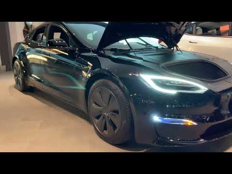 TESLA Model S PLAID Walk-Around