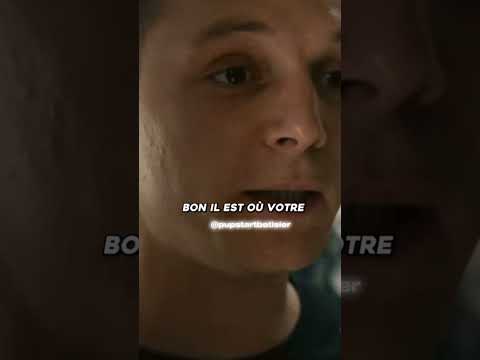 La police vient devant chez elle pour chercher son fils mais elle ne veut pas leurs ouvrir la porte
