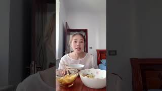 高中的日子紧，孩子睡得晚、起得早，能踏踏实实坐下来吃一顿热乎早饭，成了一天里最难得的时光。 #高中