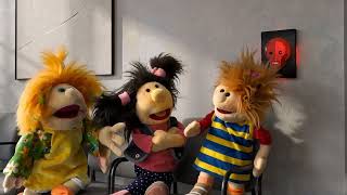 Dagmar, Chantal, Mutter Peggy und der "rote Knopf"