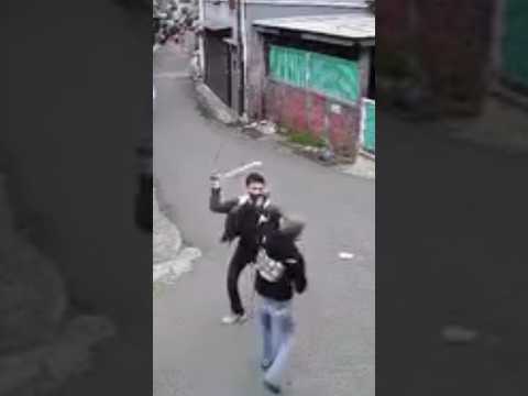 DUA PEMUDA BERSAJAM BAKU HANTAM