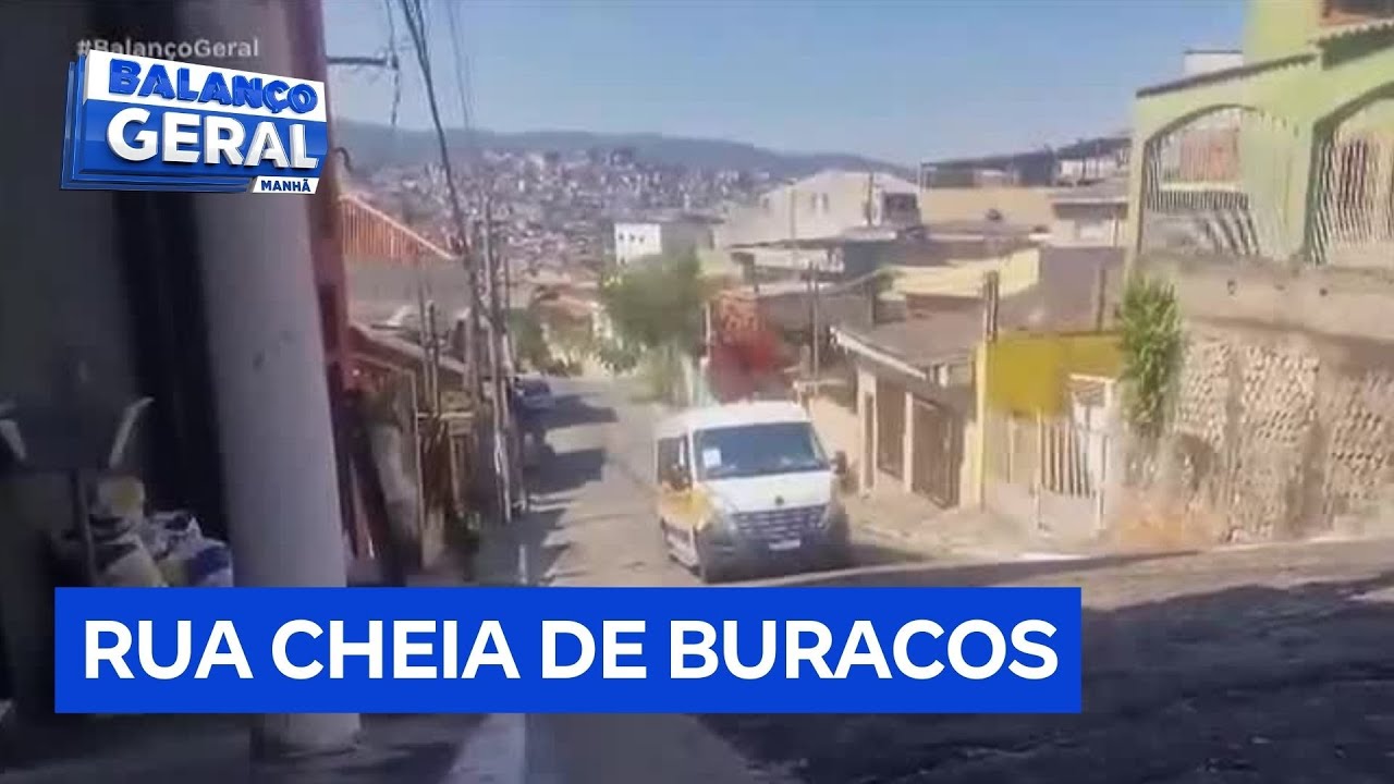 Rua na zona norte de SP tem buracos paralelepípedos e ladeira que causam riscos diários