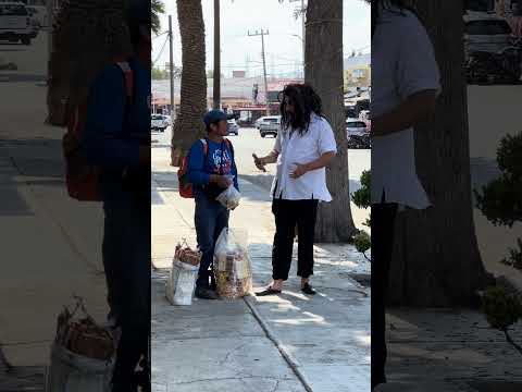 Vagabundo recompensa a este señor que le dio unos cacahuates para comer 😭🙏❤️
