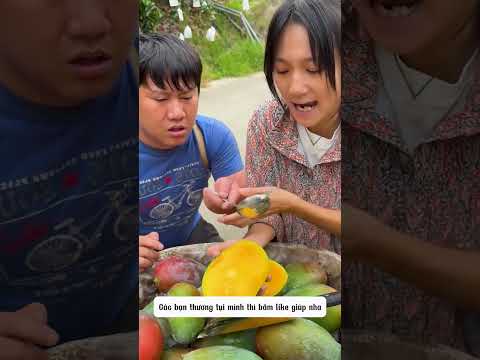 2 anh em bán xoài kiếm tiền đi học