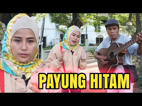 Pengamen Wulan keluarkan suara emas..!!!payung hitam