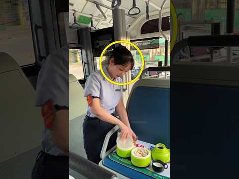 This Girl’s Mom Brought Her Lunch While Driving Bus